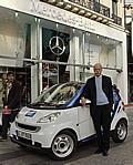 Vor der neuen Mercedes-Benz Gallery auf der Champs-Elysées zeigt Dieter Zetsche, Vorstandsvorsitzender der Daimler AG und Leiter Mercedes-Benz Cars, den smart car2go edition, das erste in Serie gebaute Carsharing-Auto der Welt. Foto: Daimler/Auto-Reporter